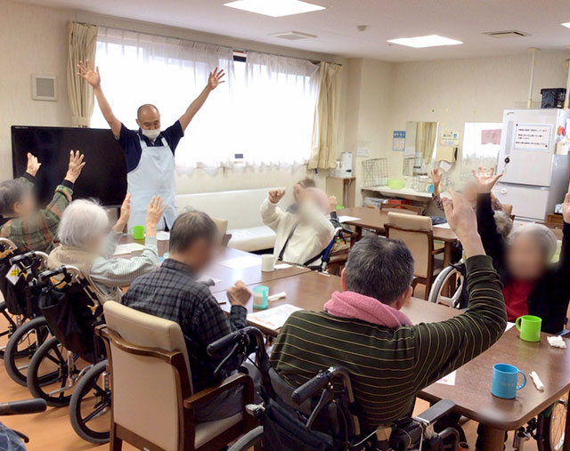入居者の生活を見守るスタッフ