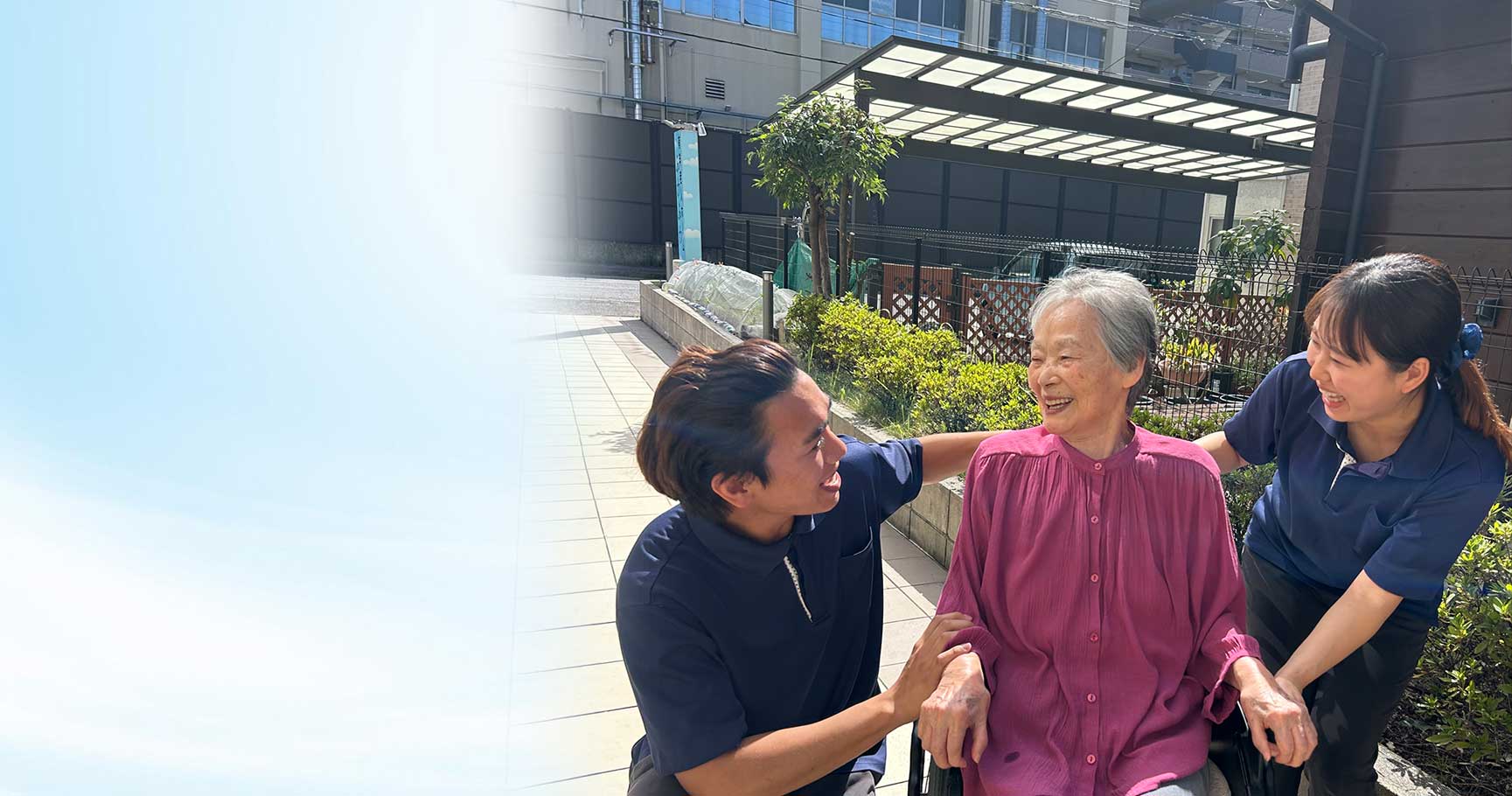 入居者とスタッフが写真アルバムを見る様子