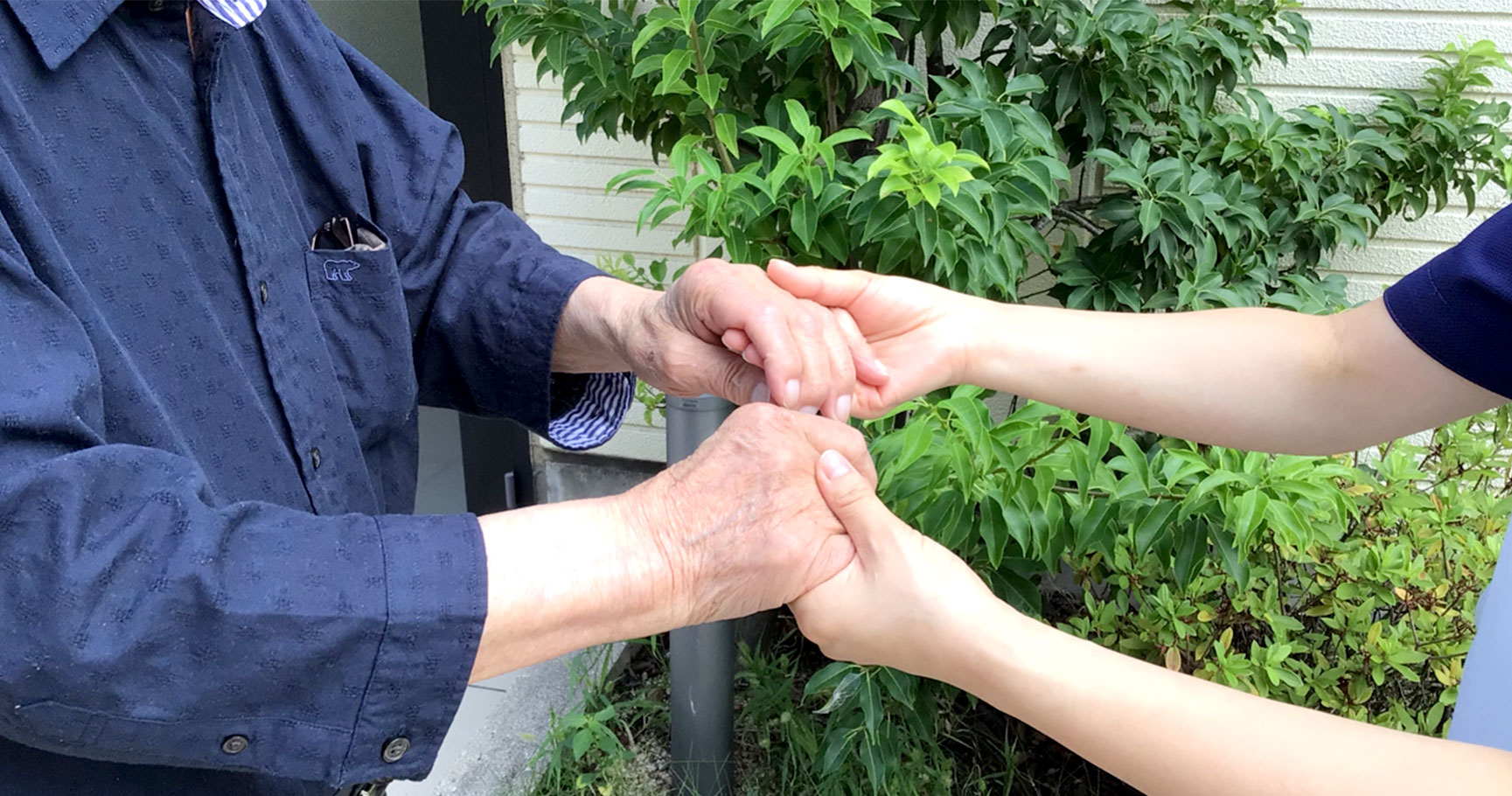 入居者とスタッフが工作を楽しむ様子